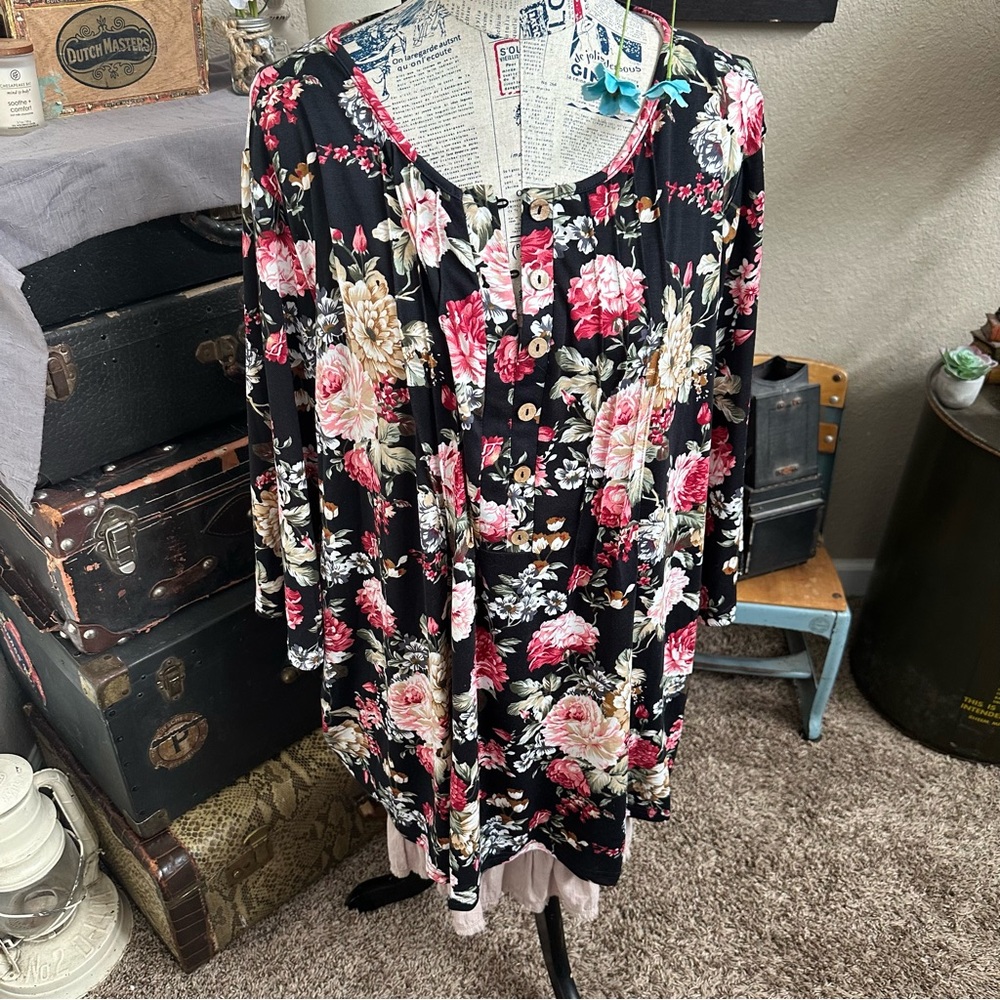 NWT-Black Top w/ Beautiful Floral. T-shirt Material, SO Soft!